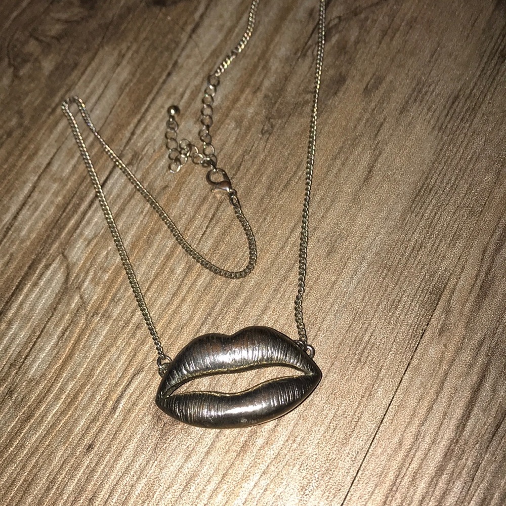 Lip necklace